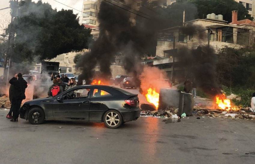 الإنهيارات تتوالى عبر جنون الدولار والأسعار والإضرابات... ولا مُعالجات
جنبلاط مُستمر بمبادرته الرئاسيّة... والسفراء الخمسة: لا مُساعدات قبل انتخاب الرئيس والإصلاحات
رسالة الحريري وصلت «أنا الأقوى سنياً وغيابي لن يطول»... ماذا سيقول نصرالله اليوم؟
