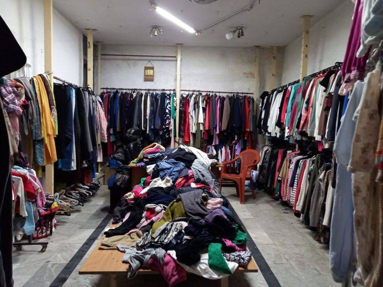 انظروا ماذا فعل السياسيون بحياة اللبنانيين ومعيشتهم :
اسواق البالة باتت مقصد اللبنانيين بدل الثياب " السينييه"