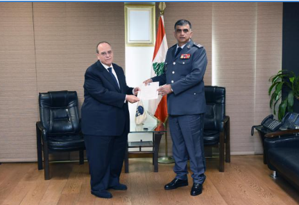 اللواء عثمان يكرّم المنتج صادق الصبّاح