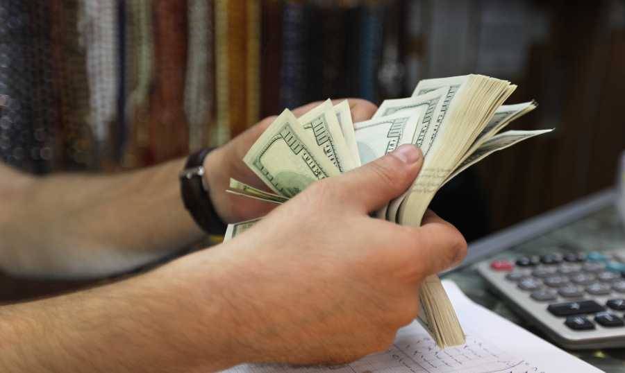 مساع وتدابير سرية لخفض الدولار... الى ما دون الـ٧٥ الفا