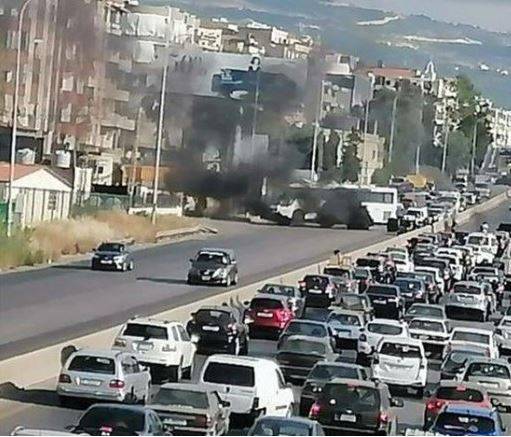 قطع اوتوستراد العاقبية - صور بالاطارات المشتعلة اعتراضا على تردي الاوضاع المعيشية