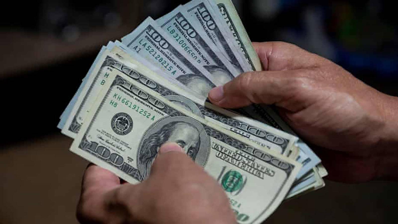 سلامة أقنع ميقاتي بأن "الدولار" سياسي لا اقتصادي... كلامه عن الودائع أشبه بتمنيّات