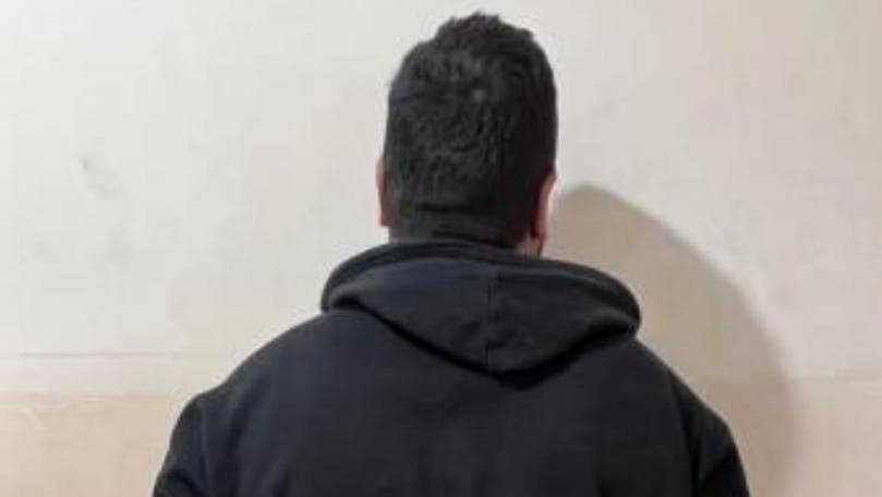 بجرم سرقة السيارات وتهريبها.. أحد أخطر المطلوبين في قبضة الأمن