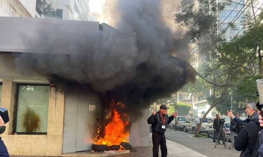 المواجهات السياسيّة والقضائيّة تعزز السباق بين الانهيار والانفراج