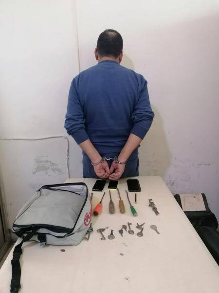 مستعملاً إسماً وهمياً.. أحد المطلوبين سكن في مبنى وسرق 5 منازل