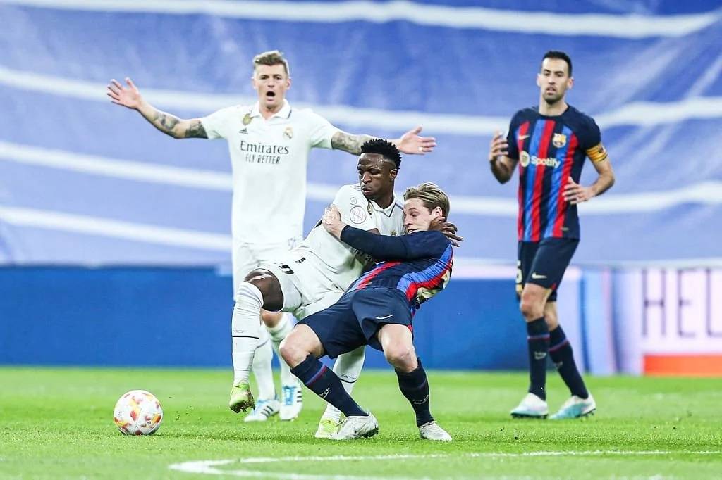 هدف ميليتاو العكسي يمنح برشلونة الفوز في معقل ريال مدريد