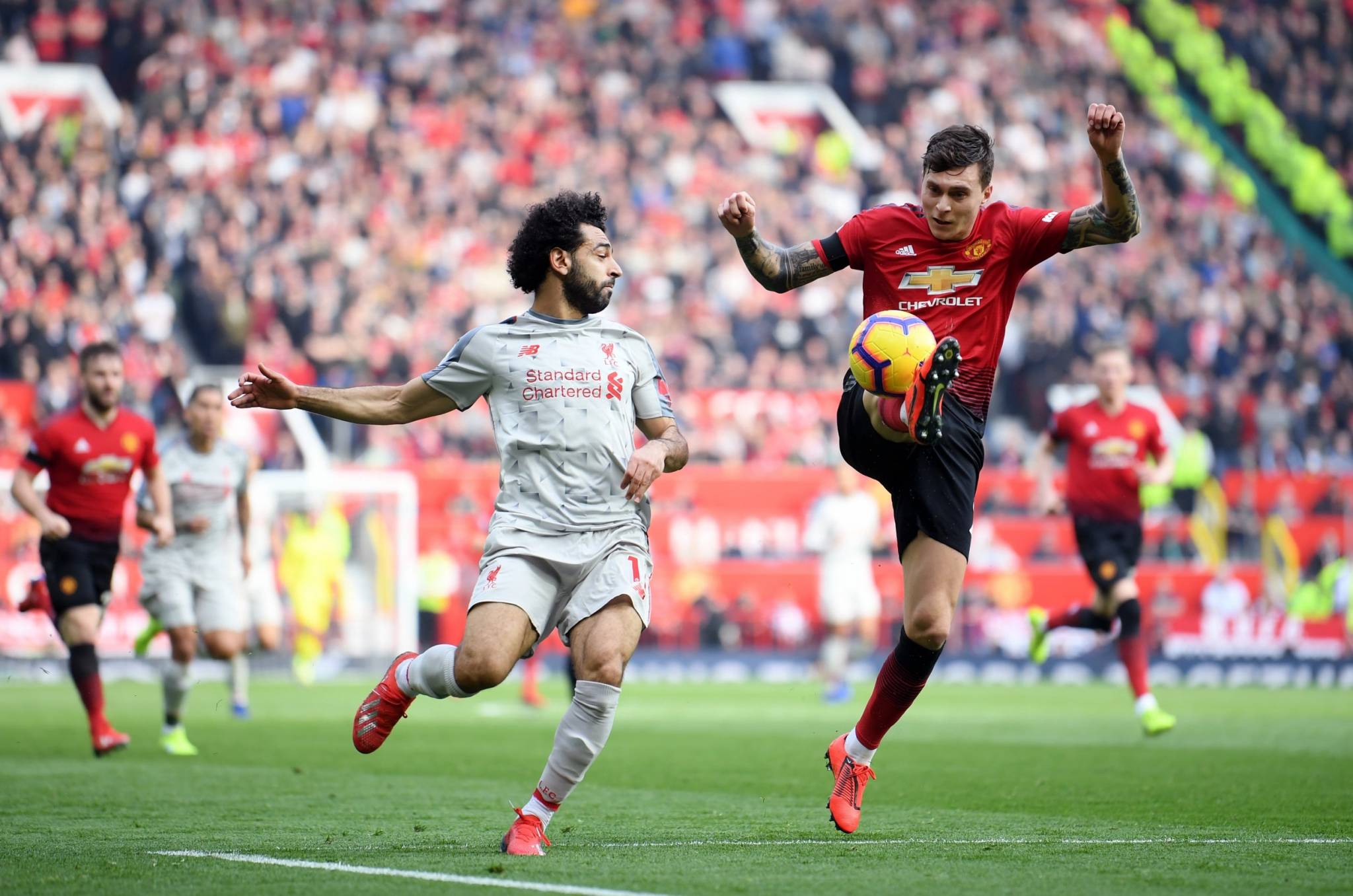 الدوري الانكليزي الممتاز في كرة القدم :
قمة مثيرة بين ليفربول ومانشستر يونايتد