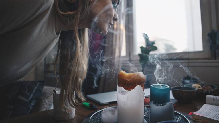 خبيرة: الشموع المعطرة تطلق مواد كيميائية سامة تتجه "مباشرة إلى الرئتين"