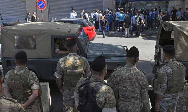 مودع يقتحم مصرفاً في صيدا ويهدد بإضرام النيران فيه