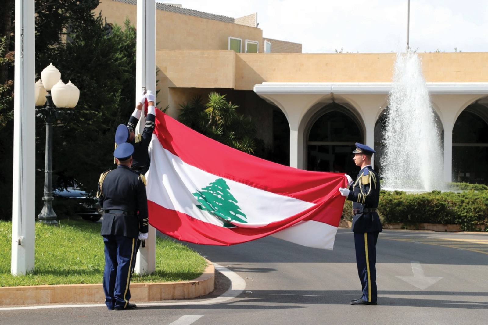 «الثنائي» يبلغ باريس انفتاحه على المقايضة الرئاسية وفيتو سعودي يعطل المبادرة
الملف اللبناني خارج قمة العشرين: برودة اميركية ــ سعودية بانتظار التسويات الكبرى
«ردح» سياسي عقيم يعكس عمق الازمة... «القضاء الاعلى» يجمد ملاحقة المصارف