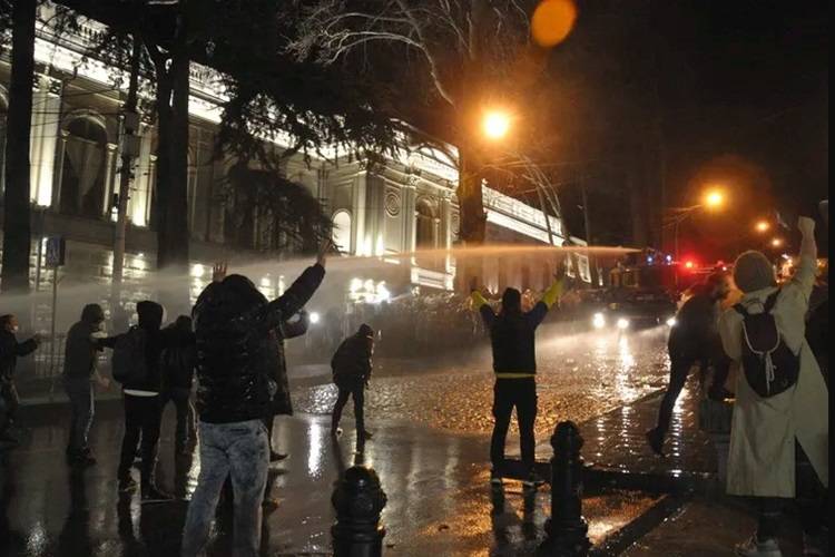 إصابة 50 شرطياً في تظاهرات جورجيا وتوقيف عشرات المحتجين