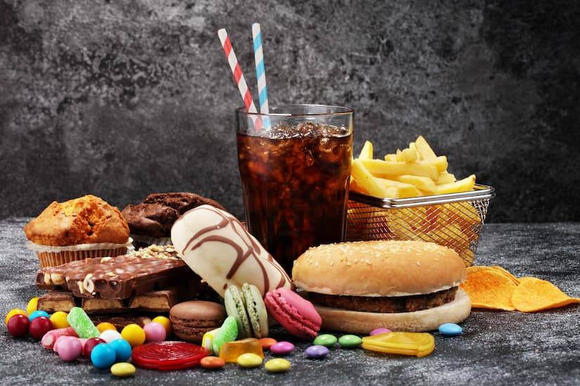 أطعمة قد تجعلكَ مكتئباً
