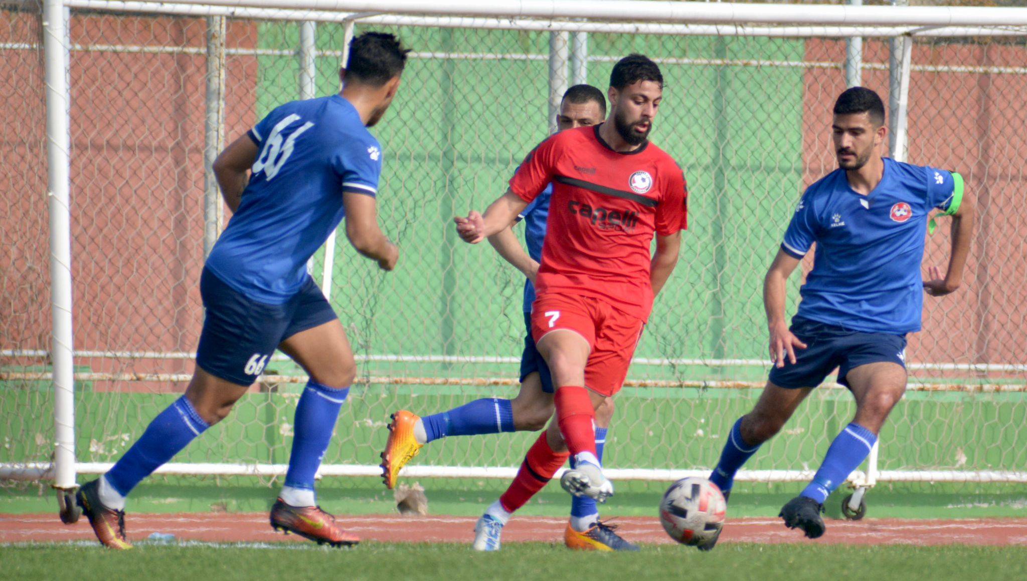 بطولة لبنان في كرة القدم
فوز مهم للعهد على شباب الساحل (2-0)
تعادل السلام مع الاخاء وخسارة الحكمة والصفاء