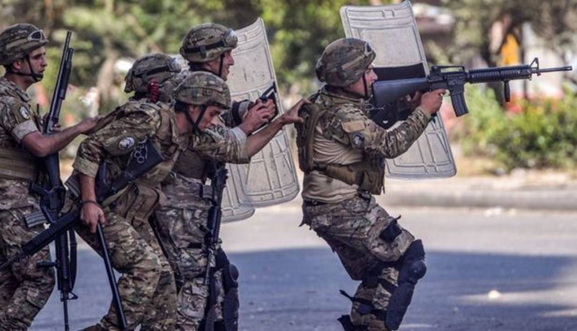 الجيش: توقيف مطلوبَيْن وضبط أسلحة في منطقة الجناح