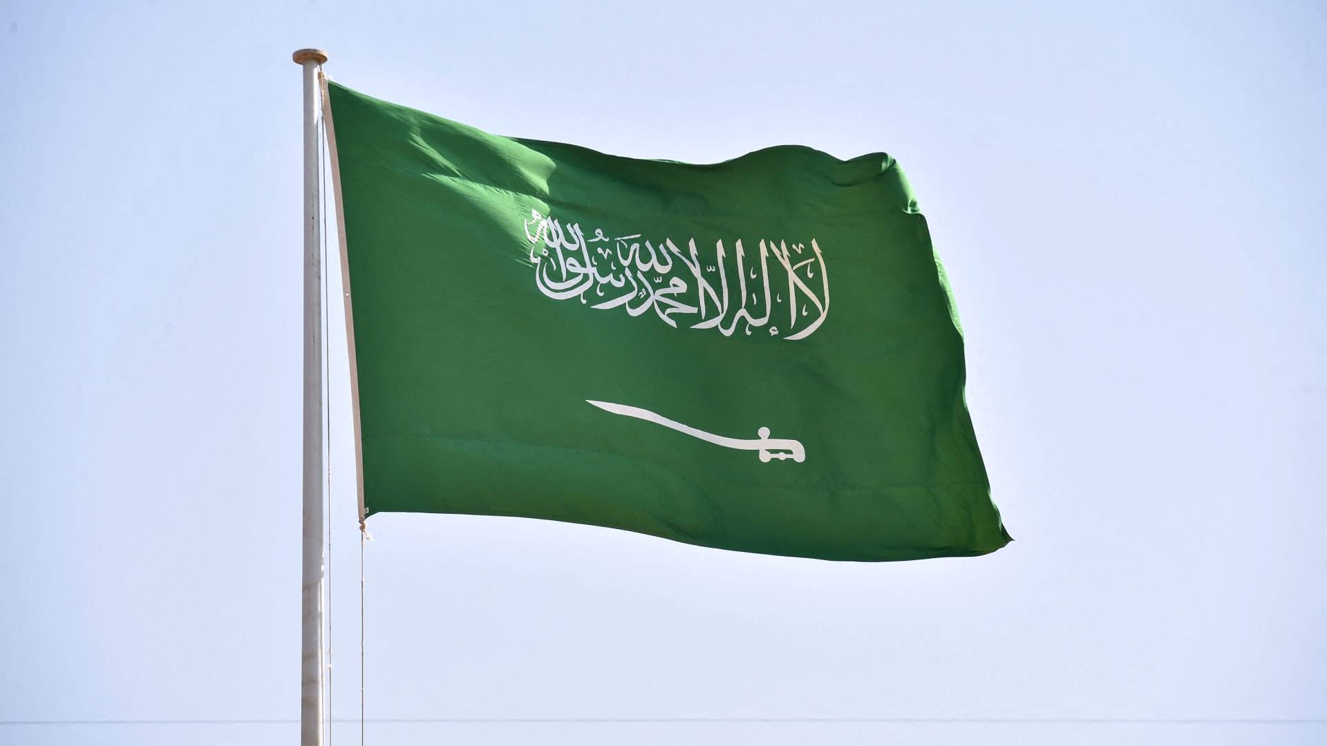 وزير سعودي يحذّر من إشعال نار الفتنة في البلاد