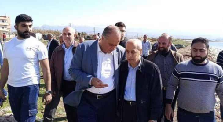 خير وسليمان جالا في منطقة حي البحر
بسهل عكار لمعاينة منازلها المتصدّعة