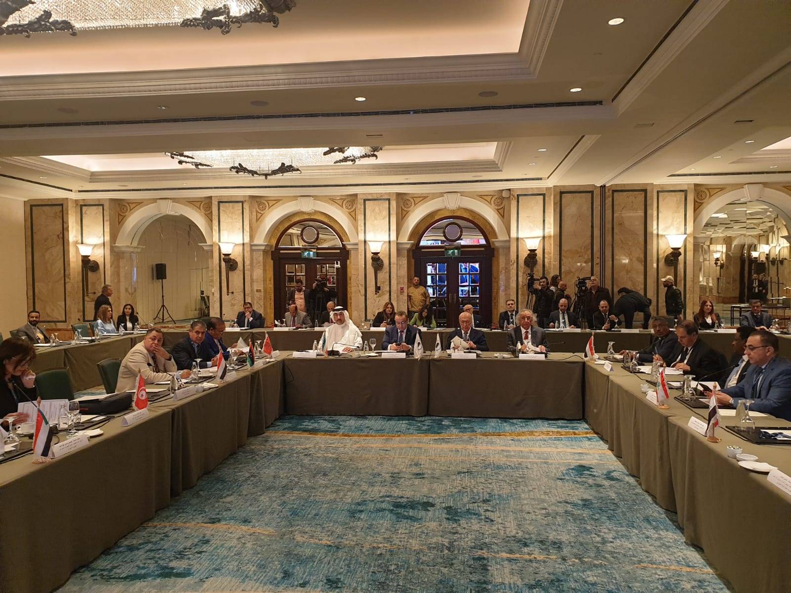 اطلاق ملتقى ادارة الازمات المصرفية والاستدامة المالية بمشاركة
الامناء العامين لجمعيات واتحادات المصارف العربية من بيروت