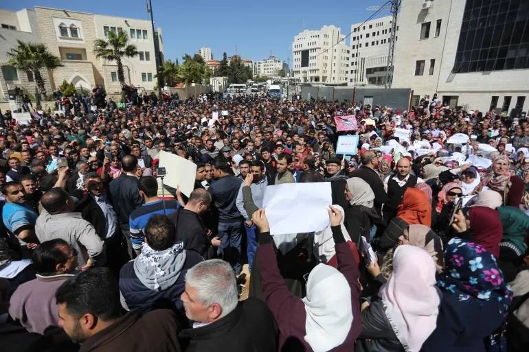 آلاف المعلمين المضربين يعتصمون قرب مجلس الوزراء الفلسطيني
