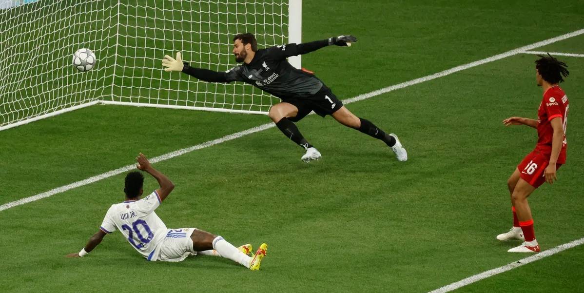ريال مدريد يجدد تفوّقه على ليفربول وتأهل نابولي