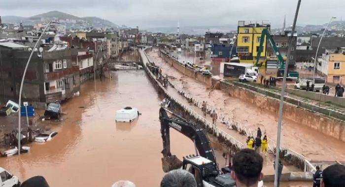 إرتفاع حصيلة ضحايا الفيضانات جنوبي تركيا إلى 14 قتيلا