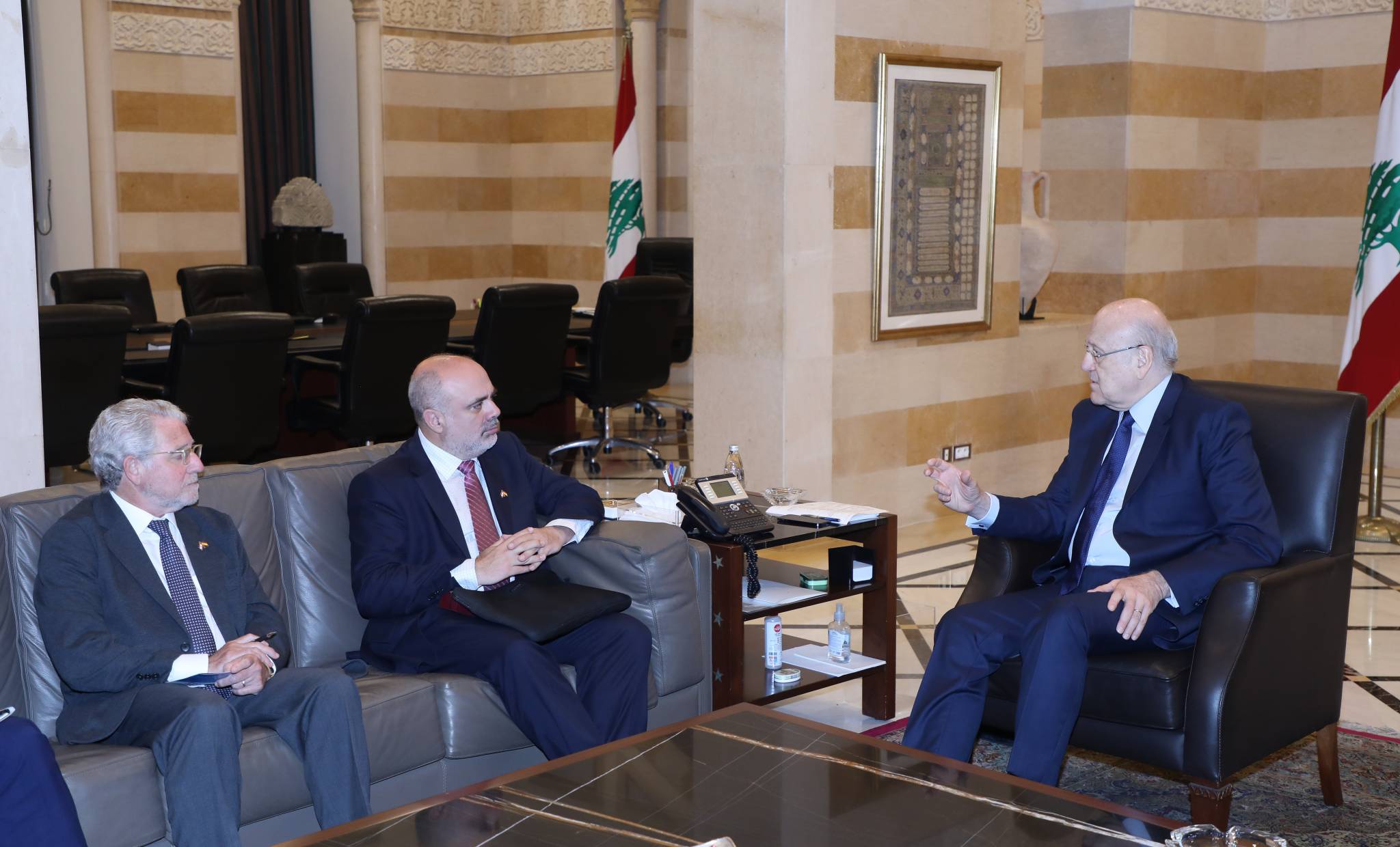 إجتماع في السراي بحث في وضع "النافعة"
بلحاج: 500 مليون دولار للبنان هذه السنة