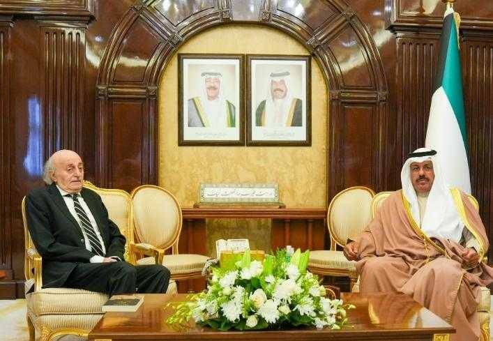 بحث الأوضاع مع مسؤولين في الكويت
جنبلاط أمام الجالية: لانتخاب رئيس توافقي
كفانا حروب... وعلينا أن نتواضع