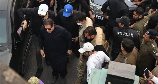 محكمة باكستانية تصدر مذكرة توقيف بحق عمران خان