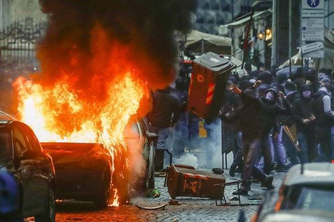 بالفيديو- نابولي ساحة حرب بين جماهير فرانكفورت والشرطة