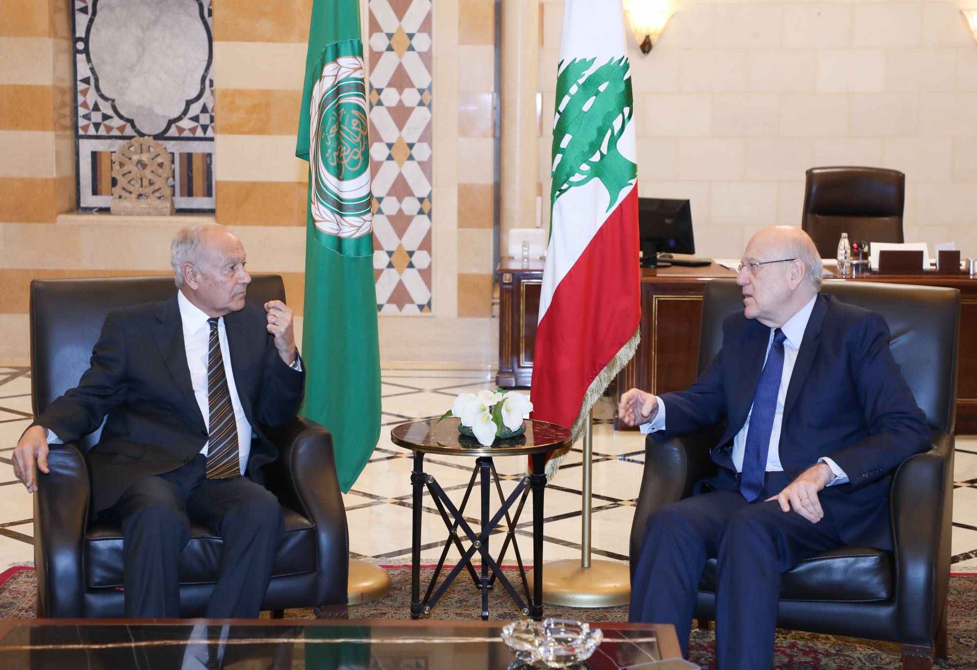 أبو الغيط يجول على المسؤولين:
للإسراع في الإنتخاب لأن الأمور خطيرة