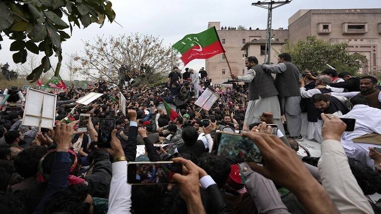 مواجهات عنيفة بين أنصار عمران خان والشرطة خلال محاولة اعتقاله
