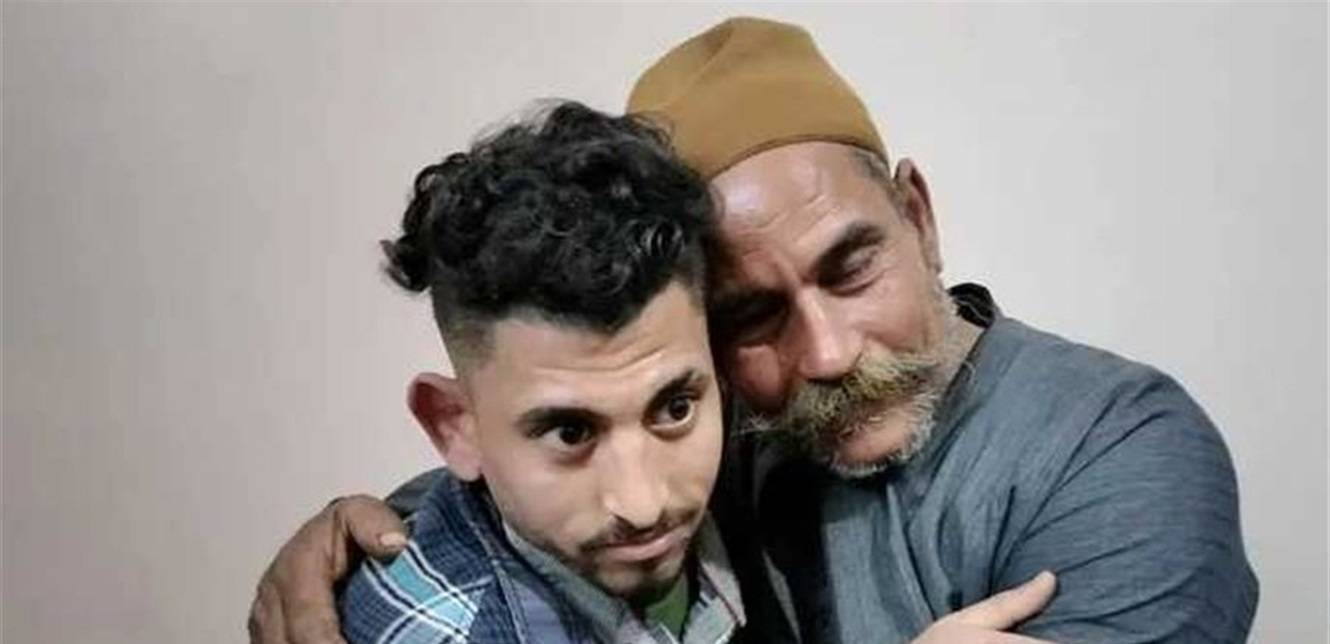 بعد غياب 17 عاماً.. "فيسبوك" يعيد شاباً مصرياً لأهله