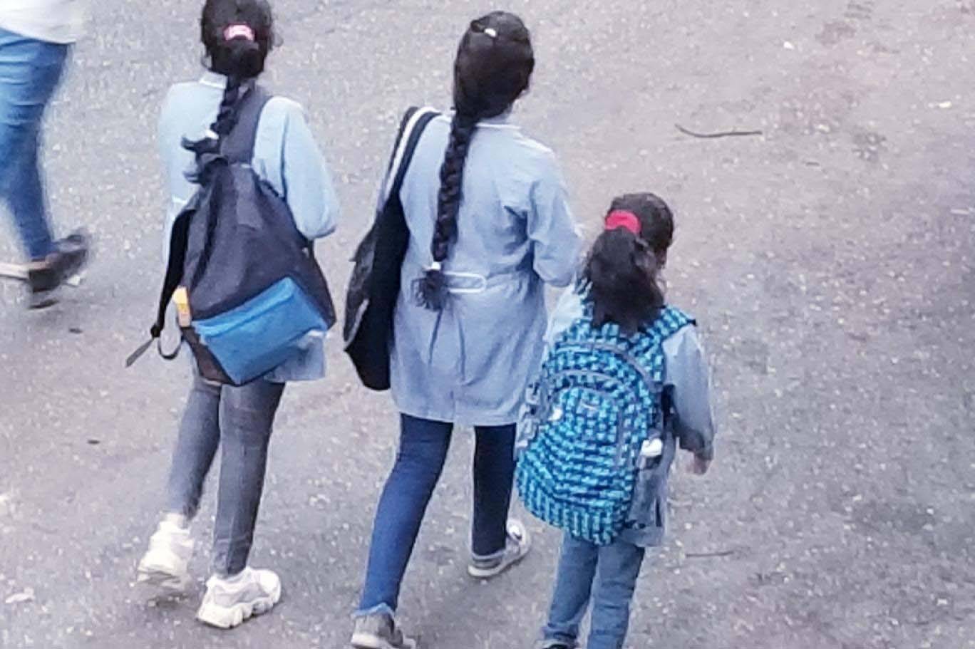 مشهد صادم في طرابلس... الطلاب يعودون الى منازلهم سيراً على الأقدام!!!