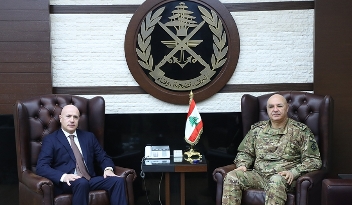بحث مع سفير الأرجنتين علاقات التعاون
قائد الجيش لـ"لقاء عشائر وعائلات بعلبك – الهرمل":
المؤسسة العسكريّة ستوفر الكهرباء للجوامع والكنائس