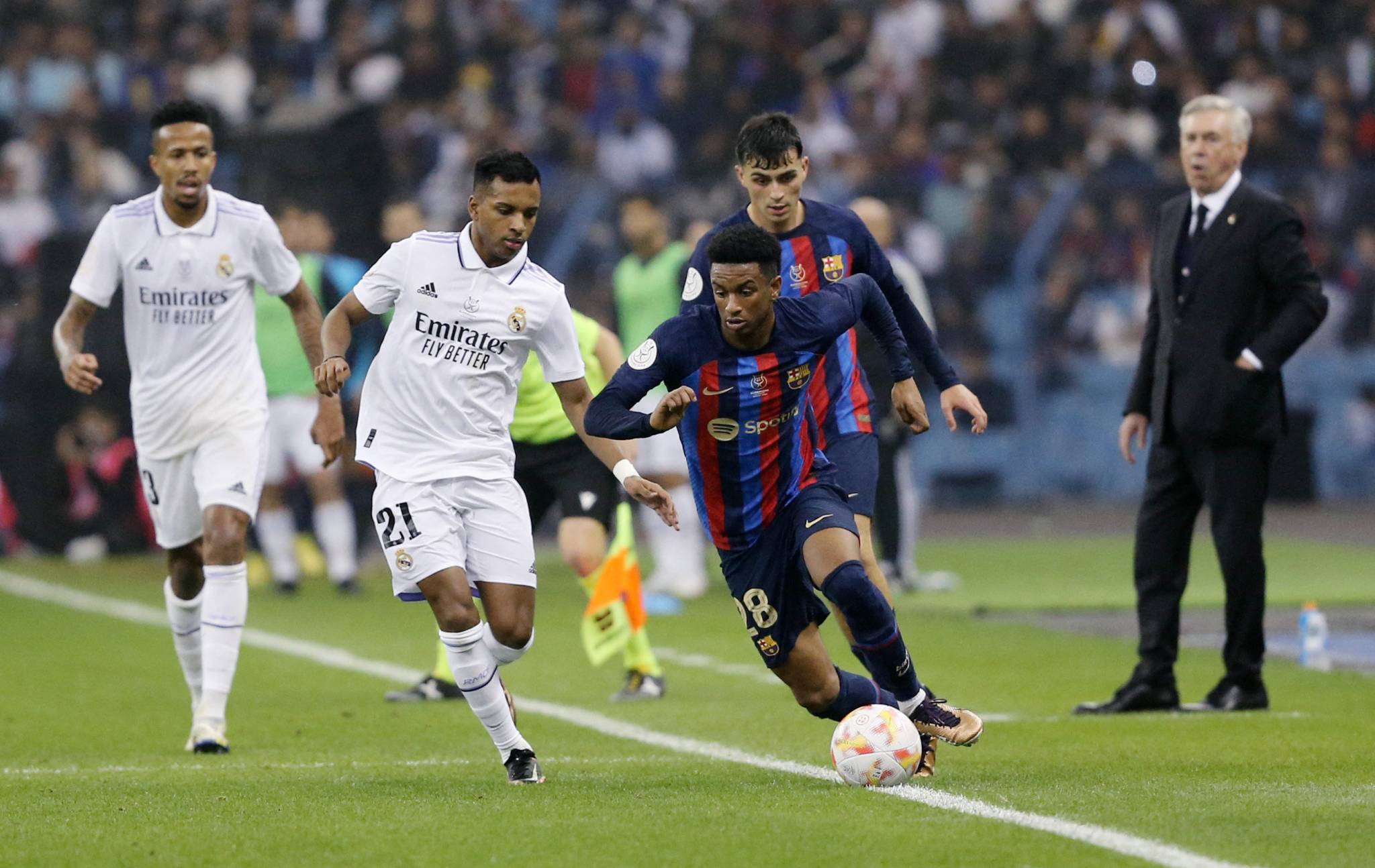 الدوري الاسباني في كرة القدم :
كلاسيكو برشلونة وريال في الواجهة غداً