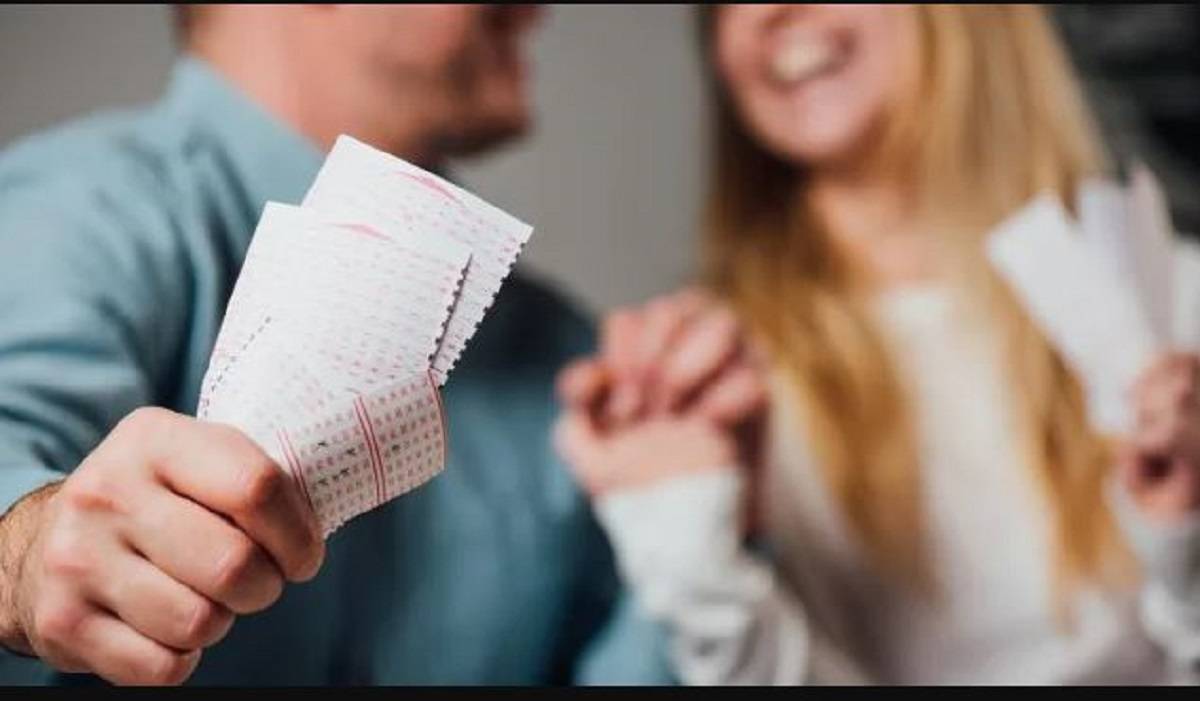 حاول إرضاء زوجته الغاضبة فكسب الملايين