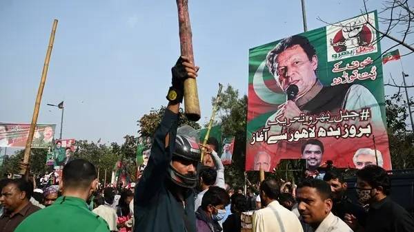 القضاء الباكستاني يوقف مؤقتا أوامر اعتقال عمران خان
