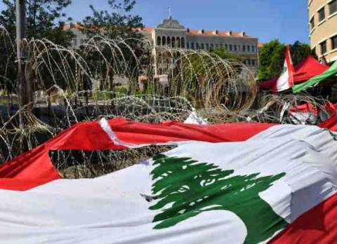 توقيتان في المطار... مواقف مع وضدّ 