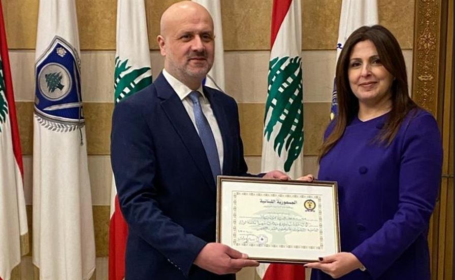 وزير الداخلية يمنح مستشارته ميدالية وزارة الداخلية والبلديات