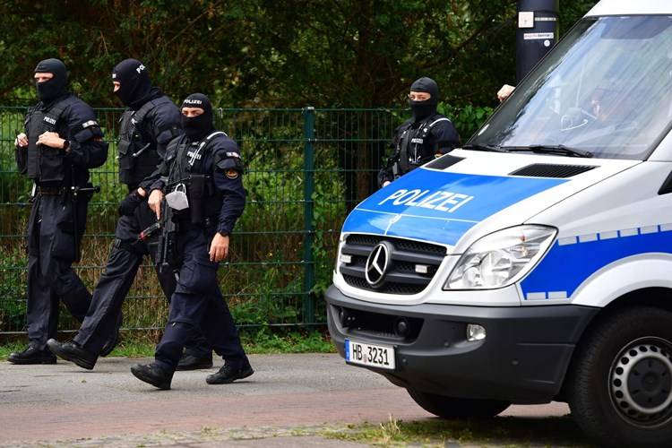 ألمانيا: إصابة شرطي خلال عمليات ملاحقة لعناصر 