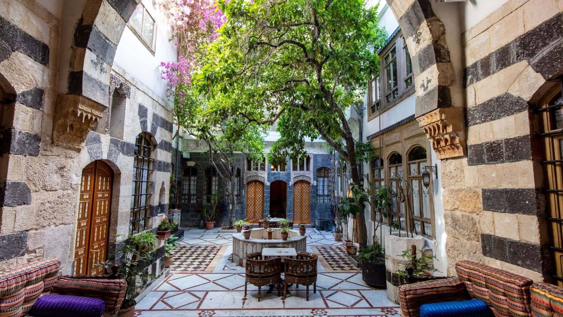 عالم عربي بريشة سرياليّة