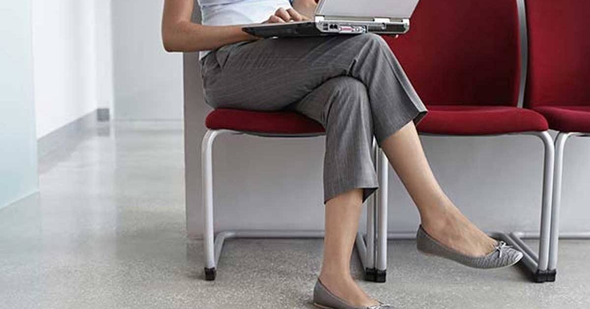 أضرار لم تخطر ببالك ان جلست واضعًا ساقًا فوق ساق!