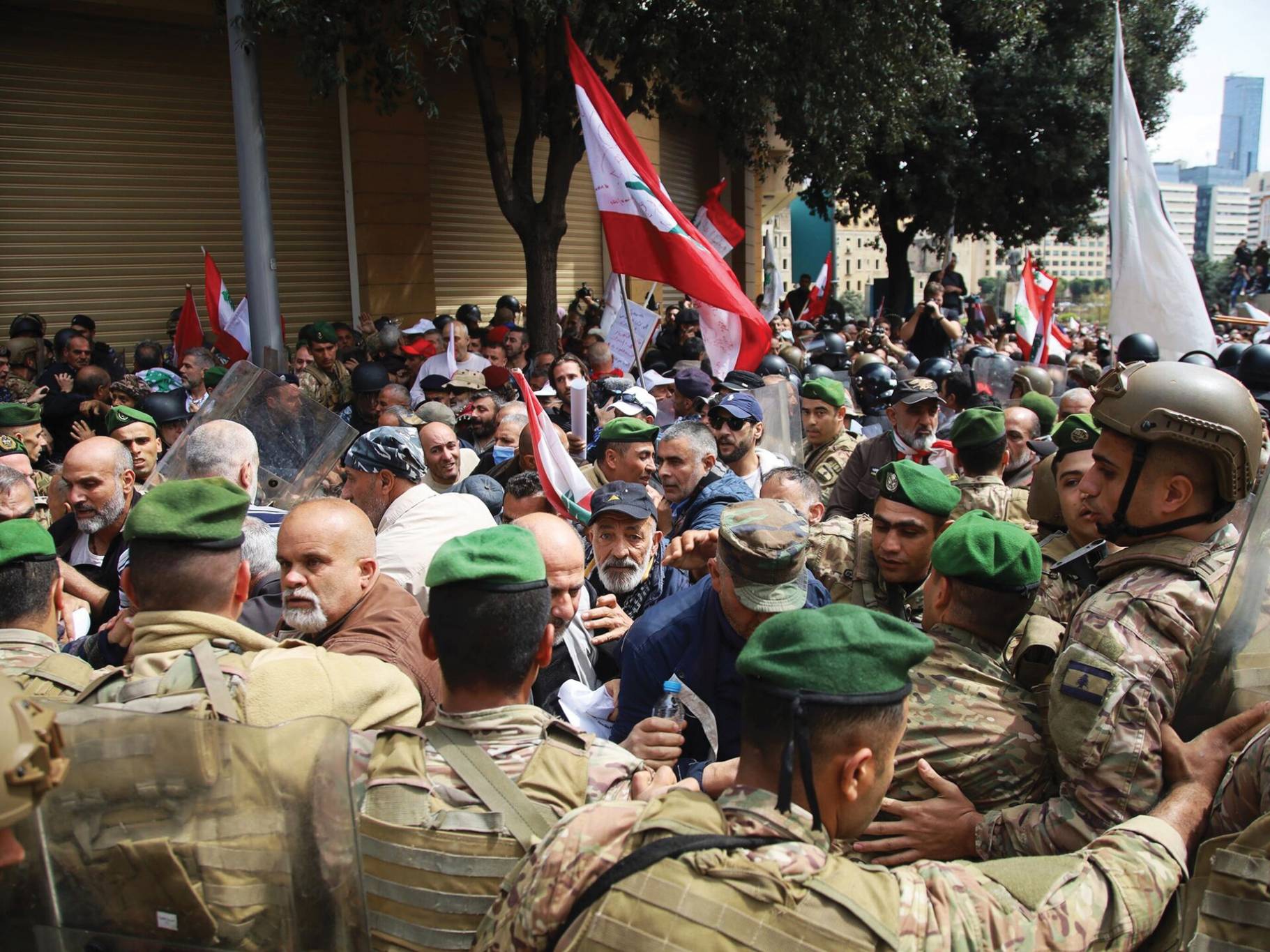اللبنانيون ذاهبون الى الحرب والعرب «راجعون منها» فهل يدفعون الثمن ؟
جنبلاط: الوضع من سيىء الى اسوأ... الموظفون والمتقاعدون يعتصمون بوجه السرايا