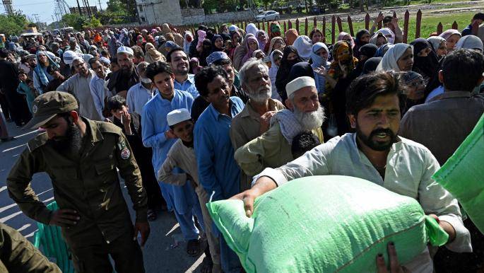 قتلى وجرحى جراء تدافع في مركز توزيع مساعدات رمضانية بباكستان