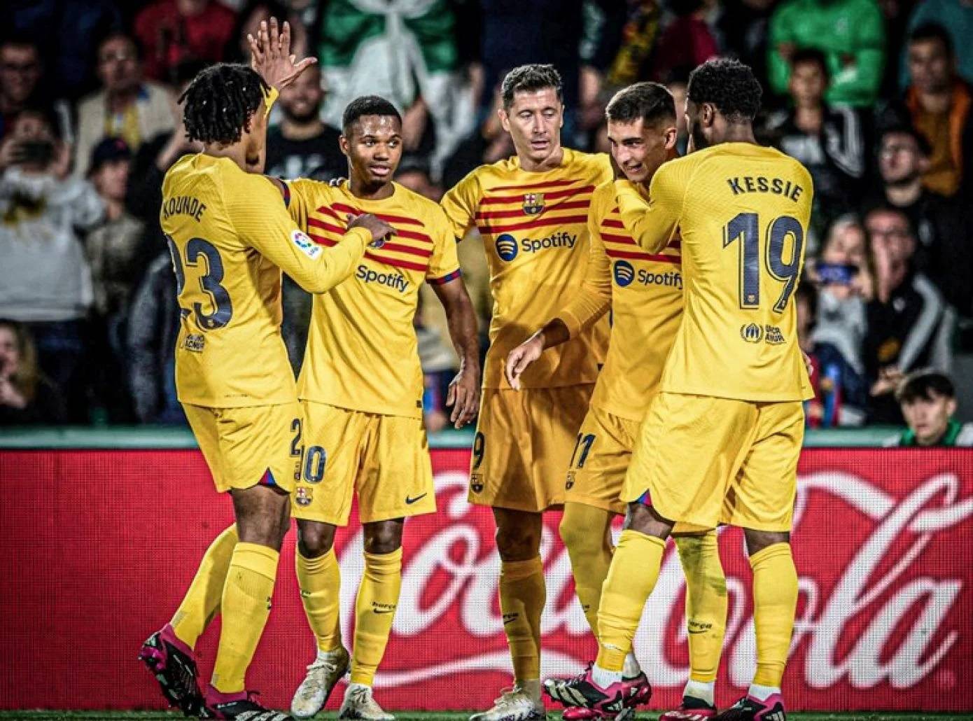 ليفاندوفسكي يقود برشلونة للفوز برباعية والاقتراب أكثر من اللقب
