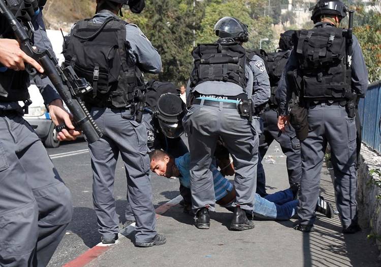 "مركز فلسطين": اعتقال 74 طفلاً و9 سيدات الشهر الماضي