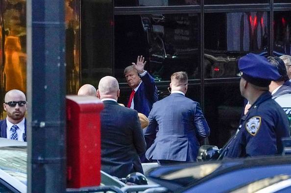 بعد وصوله إلى محكمة مانهاتن.. ترامب يوضع رهن الإعتقال