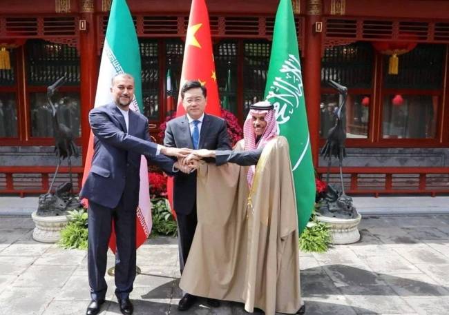 توقيع بيان مشترك لاستئناف العلاقات
الاتفاق السعودي ــ الايراني يدخل حيز التنفيذ