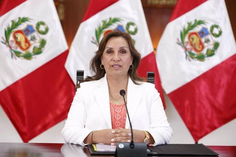 برلمان البيرو يرفض إقالة رئيسة البلاد