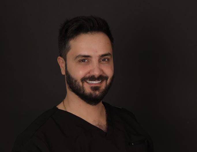 دكتور التجميل حسام الوسوف يستخدم "تكنيك السعادة" لعلاج المرضى