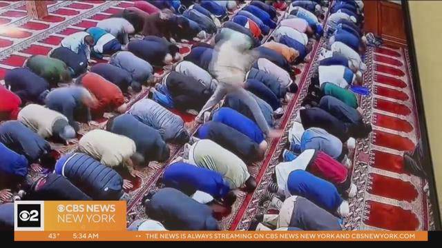 بالفيديو- طعن إمام مسجد أثناء الصلاة في ولاية نيوجيرسي